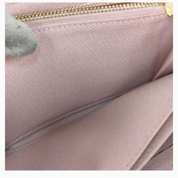 LOUIS VUITTON Dog MONOGRAM LV ZIPPY WALLET - Picture 7 of 11